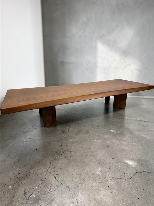 Houten salontafel PLANA, ontworpen door Charlotte Perriand voor Cassina.