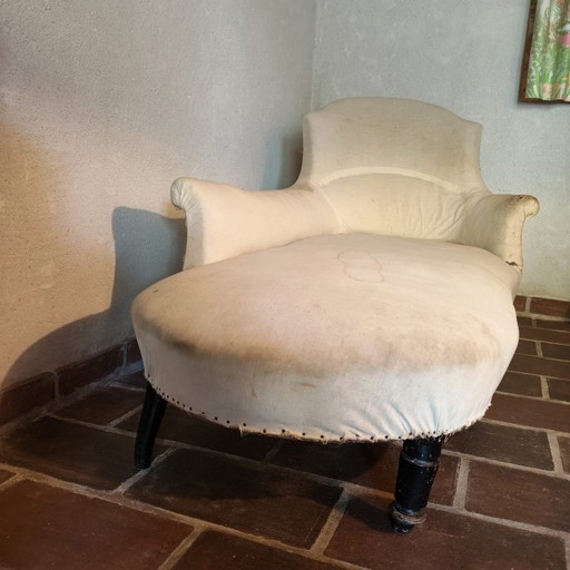 Antieke chaise longue uit de Napoleon III-periode, toe aan herstoffering / Houten frame en gedraaide poten – chaises longue