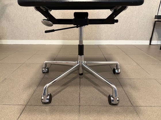 Image 1 of Vitra | Eames | EA119 | Pelle nera e cromo | 1 pezzo
