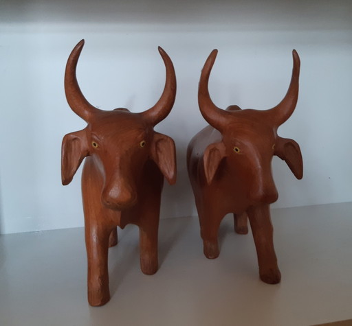 Koppel vintage houten stierenbeelden