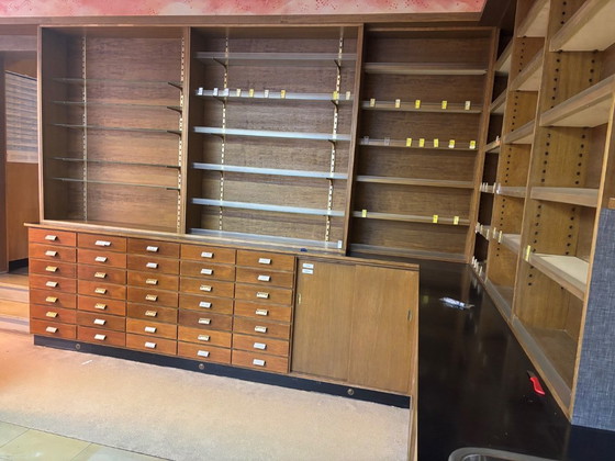 Image 1 of Interno completo di farmacia di metà secolo (a forma di U) – Realizzato su misura, anni '60