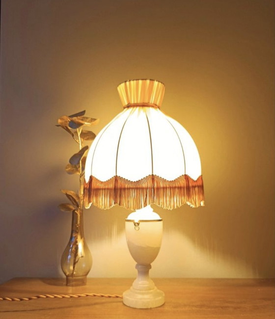 Image 1 of Lampada in alabastro e ottone in stile Luigi XVI, paralume a cupola in raso, 1950