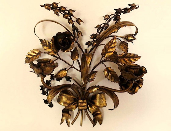 Image 1 of Par de candelabros dobles de pared chapados en oro con rosas, de Hans Kögl, década de 1960.
