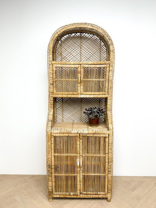 Armadio ad arco in vimini bohémien vintage in rattan con ante
