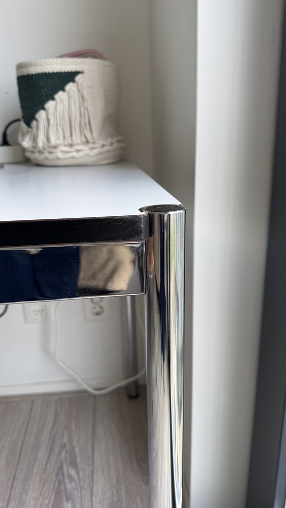 Image 1 of Bureau USM Haller d'origine avec piètement chromé et plateau blanc