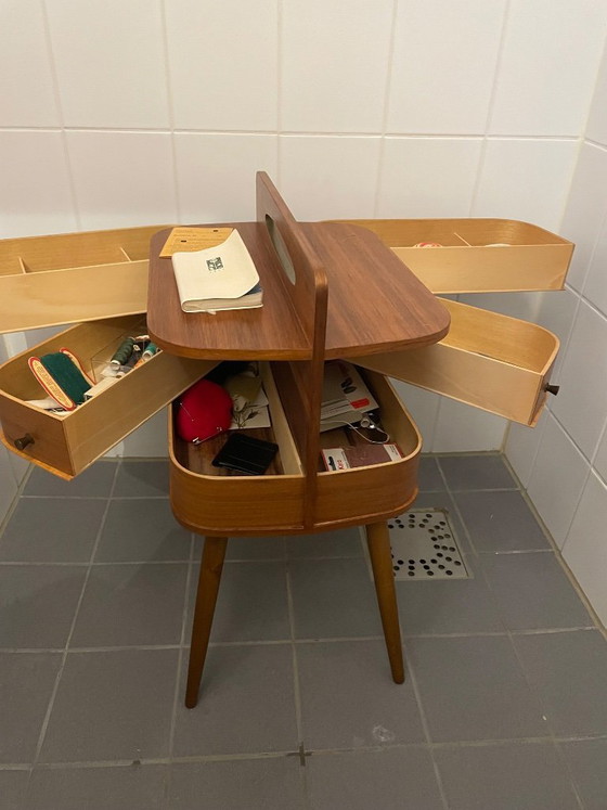 Image 1 of Teakhouten Naaikastje. Mid-Century, Scandinavisch Design. Unieke Tijdcapsule uit deze tijd door de Oorspronkelijke Inhoud 
