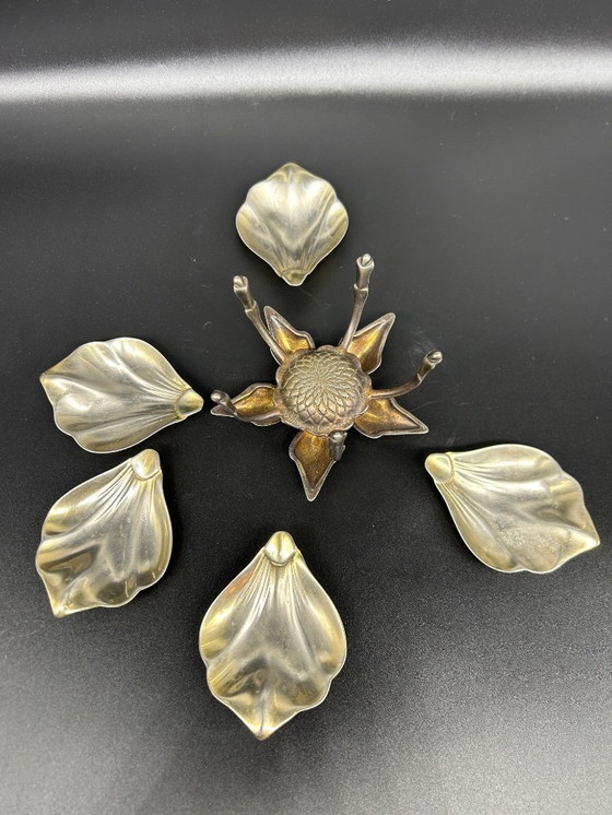 Image 1 of decorative flower with movable petals