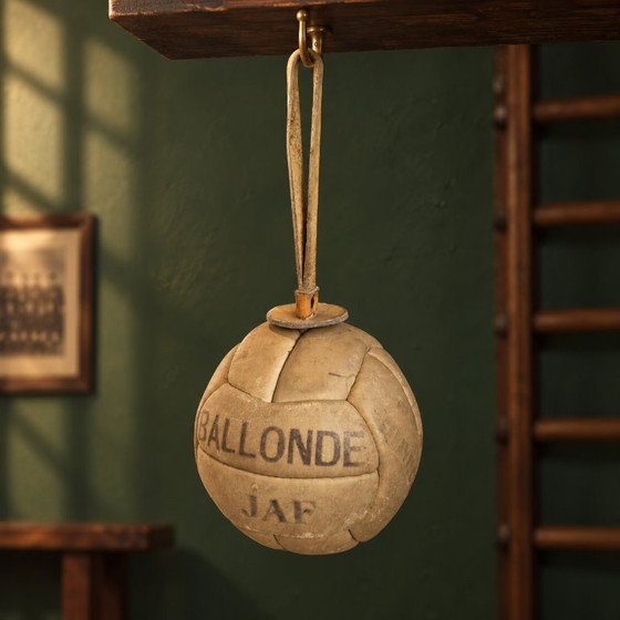 Ancienne Ballonde JAF en Cuir avec Lanière – Sport Vintage – Objets déco, Leather (photo 3 of 9)