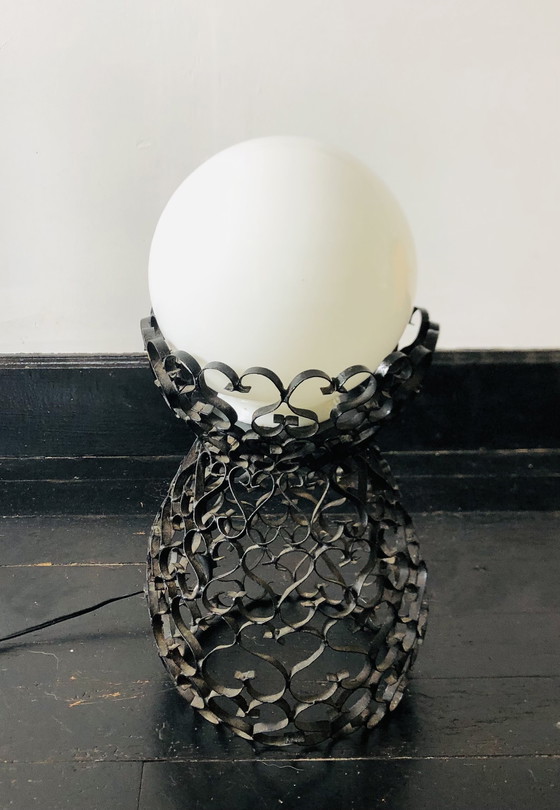 Image 1 of Zwarte smeedijzeren lamp met een handgemaakte witte bol.
