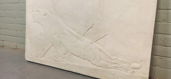 Image 1 of Relieve asirio de una leona herida