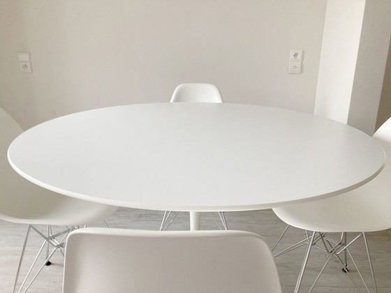Image 1 of Knoll Saarinen Tulip-Tisch & Vitra Eames DSR-Stühle weiß