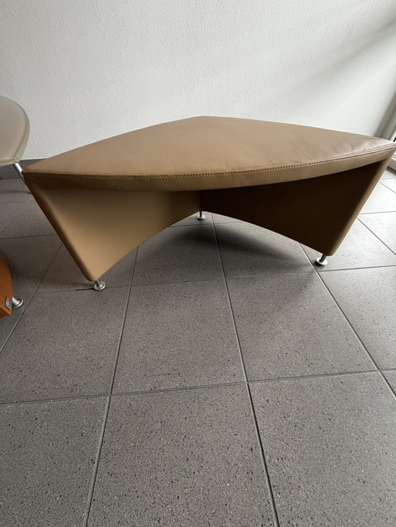 Image 1 of Leolux Joey a mis une table de salon, une chaise et un poef. 