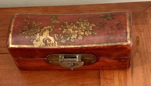 Chinesische lackierte "Kissen"-Box, wahrscheinlich spätes 19. Jh. - Almanach und Holzschnittgravur.