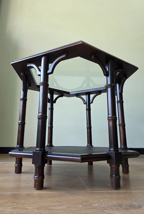Image 1 of Vintage Hollywood Regency / Faux Bamboo bijzetafel met facetgeslepen glas