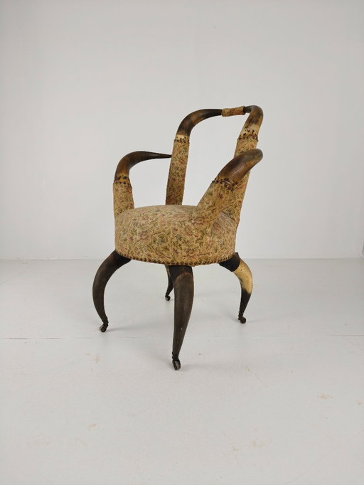 Rara poltrona decorativa antica a forma di corno di toro – ca. 1870