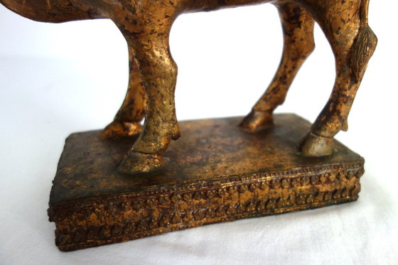 Image 1 of Statua in bronzo dorato di Shiva a Nandi, India, metà del XX secolo.