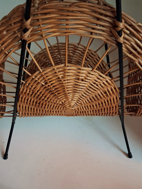 Image 1 of Zeitschriftenständer j60/70, rattanlackiertes schwarzes Metall.