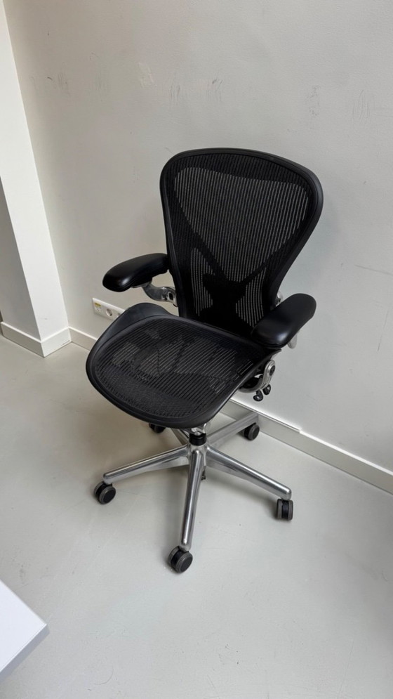 Image 1 of Herman Miller Aeron bureaustoel met chroom onderstel