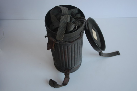 Image 1 of Origineel gasmasker uit de Tweede Wereldoorlog met naamplaatje en soldatenrang, circa 1940