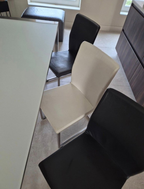 Table à manger avec six chaises de salle à manger, gris, blanc, noir, Bree's New World (photo 4 sur 5)