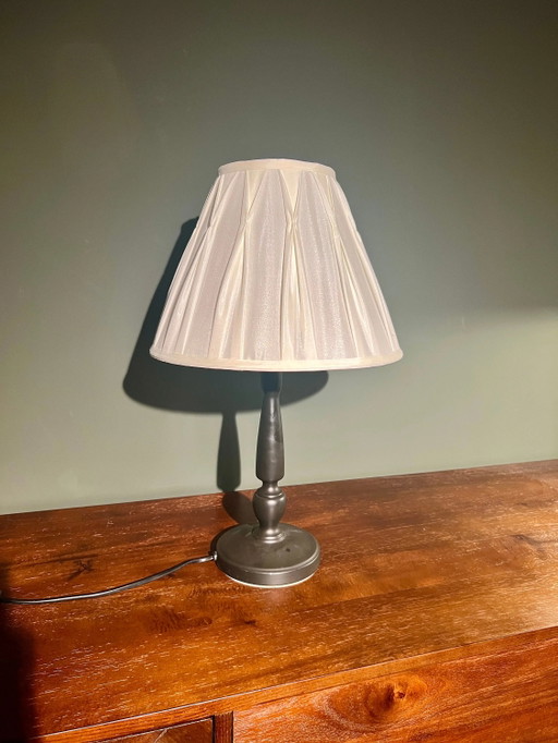 Lámpara de mesa con pantalla de seda blanca fruncida de alta calidad