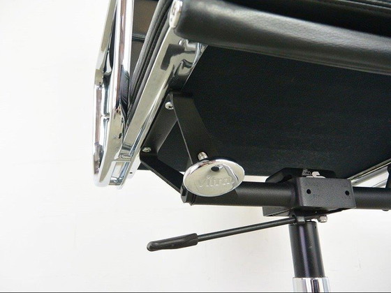 Image 1 of Silla de oficina de piel sintética Vitra EA219, diseño de Charles Eames