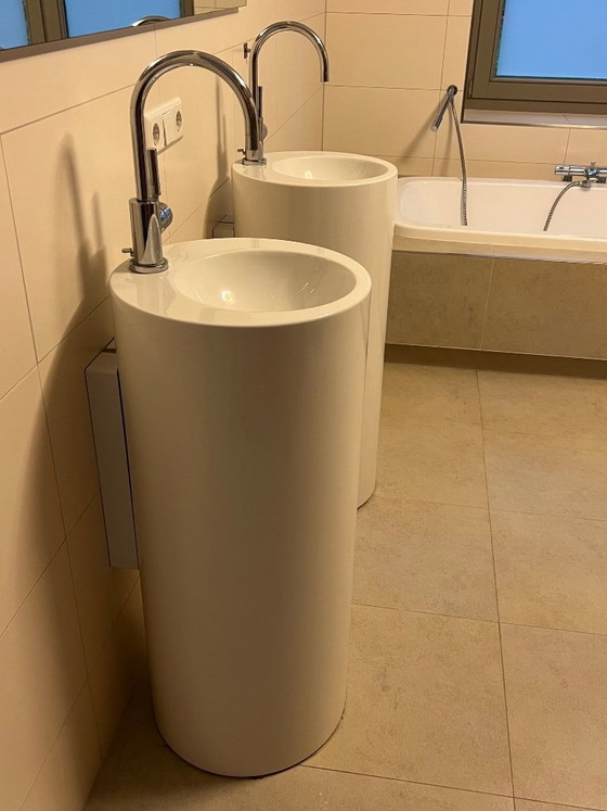 Image 1 of 2 lavabos Alape blancos de 40 cm con grifería monomando Dornbracht Tara.