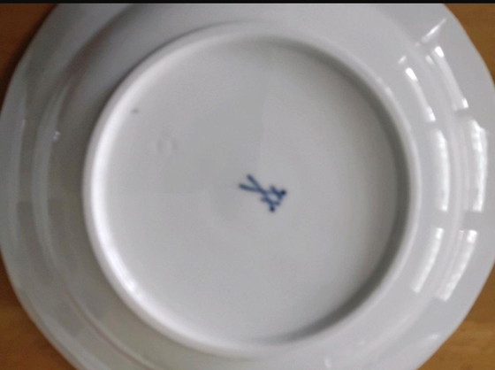 Image 1 of 4 vintage Meissen porseleinen taartschalen met bloemmotief en gouden rand.