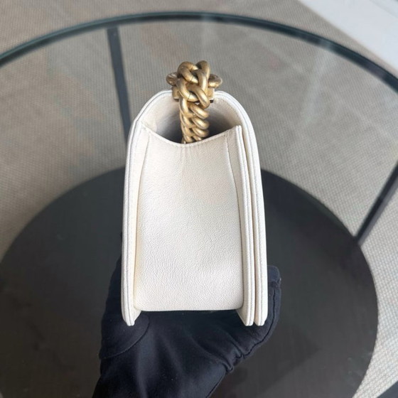 Image 1 of Chanel Boy Medium - Caviar 25CM Crème Wit Verouderde Goudkleurige Hardware Serie 26
