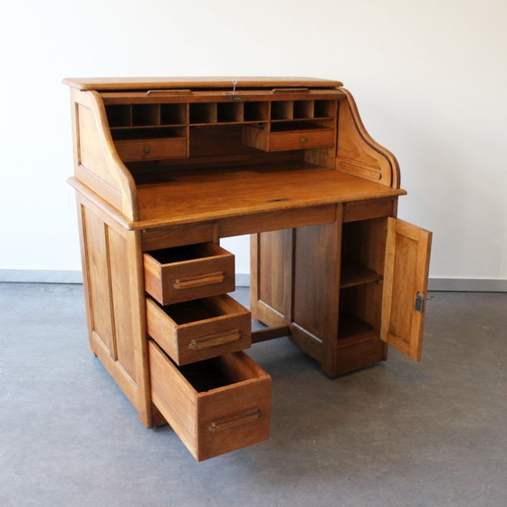 Image 1 of Amerikaans bureau van licht eikenhout, eind 19e eeuw.