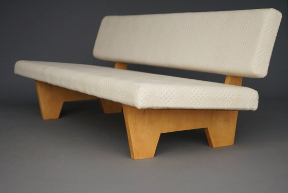 Image 1 of Compacte designbank uit de jaren 60 met houten onderstel in de stijl van Pastoe