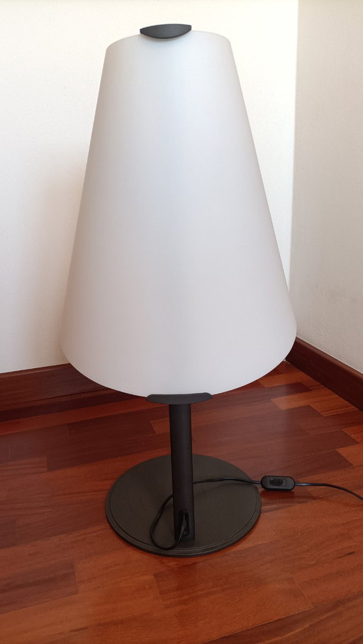 Deux lampes de table Leucos Micene T46 et T68, conçues par les designers Noti Massari et Renato Toso, en métal peint.