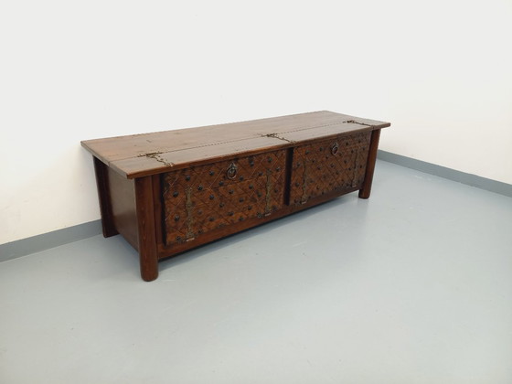 Image 1 of Een laag, brutalistisch dressoir van Georges Robert, gemaakt van donker grenenhout, uit de jaren 50/60.