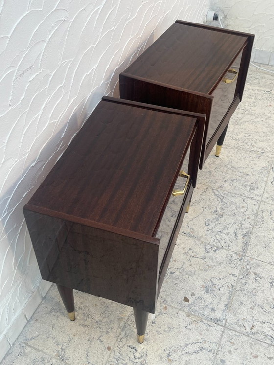 Image 1 of Een paar vintage nachtkastjes uit de jaren 60 met messing spijlenpoten.