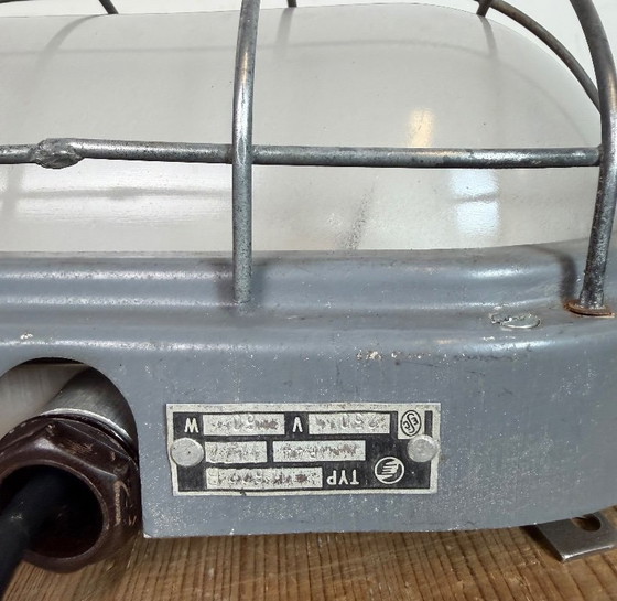 Image 1 of Industrielle graue Wandleuchte mit Milchglas von Elektrosvit, 1970er