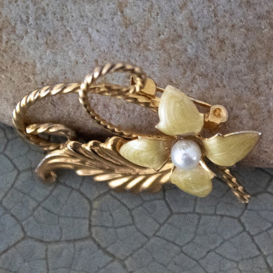 Image 1 of Vintage-Brosche aus gelber Emaille-Perle in Blumenform, gefasst in goldfarbenem Metall