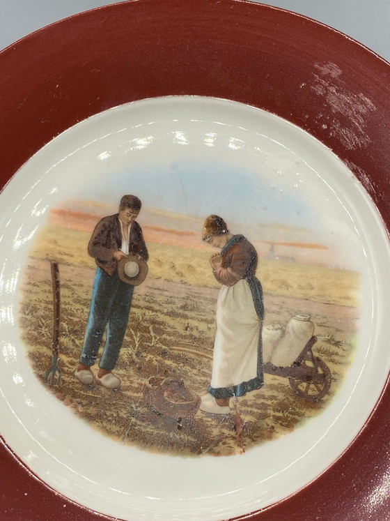 Twee decoratieve antieke porseleinen borden – De Korenraapsters en Het Angelus naar Millet – Bordeaux-rand – (photo 4 of 6)