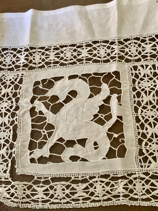 Friso de encaje antiguo, puntada cortada, bestiario excepcional de los siglos XVIII/XIX.