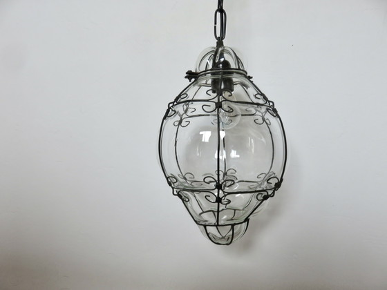 Image 1 of Lampada a sospensione in vetro soffiato a mano a forma di lanterna veneziana in una gabbia di metallo