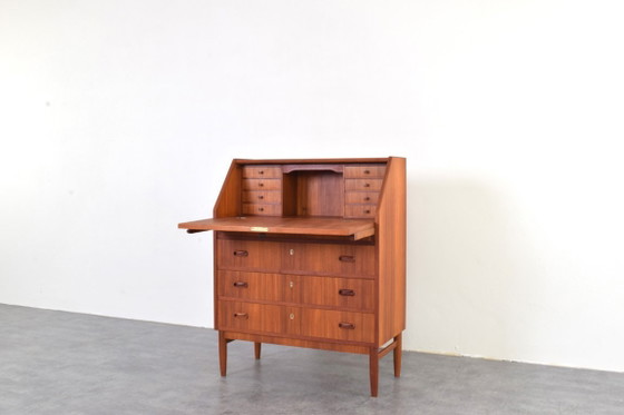 Image 1 of Escritorio danés de teca de mediados de siglo, década de 1960.
