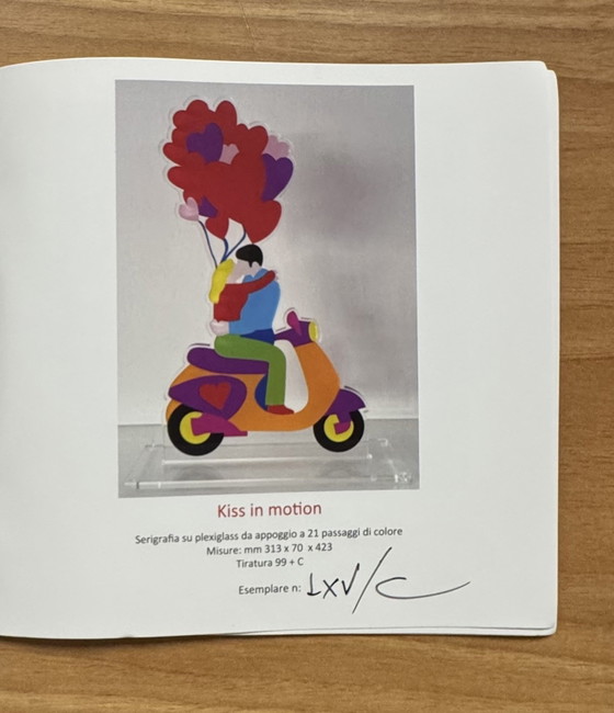 Marco Lodola Serigrafia Plexiglass da Appoggio Kiss in Motion 31,3x0,7 x42,3 cm – Sculture (photo 6 of 6)