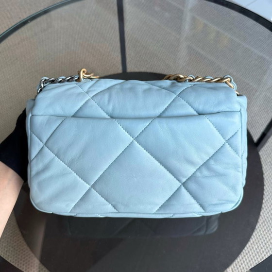 Image 1 of Borsa Chanel C19 Small 19 in pelle di capra trapuntata, azzurra, bicolore, con microchip.