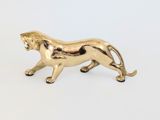 Image 1 of Statuetta vintage in ottone massiccio raffigurante una leonessa o una tigre | Scultura di metà secolo | Lunghezza 24,5 cm