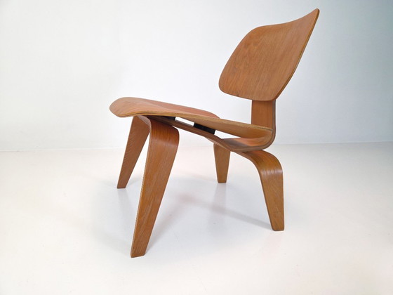 Image 1 of Charles & Ray Eames – Fauteuil lounge LCW en bois (modèle transitionnel)