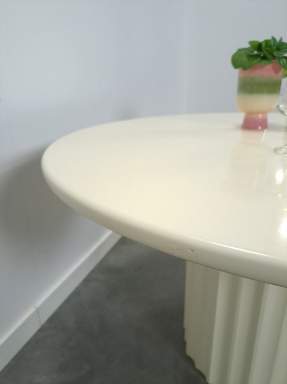 Image 1 of Runder, cremefarbener Esstisch mit gerippten Beinen