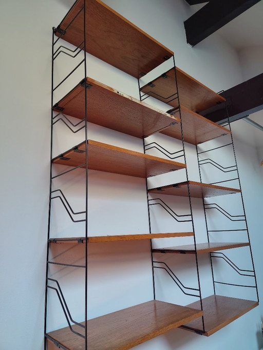 Sistema de pared modular vintage fabricado en metal y madera de teca