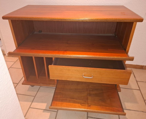 Houten ladekast met lade, uittrekbare planken en wielen.