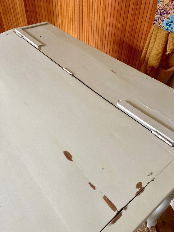 Image 1 of Escritorio antiguo de madera con frente inclinado, frente abatible y patas torneadas