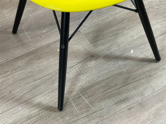 Vitra DSW moutarde/noir - PLUSIEURS EXEMPLAIRES EN STOCK – Chaises & fauteuils, Metal, Plastic (photo 13 of 16)