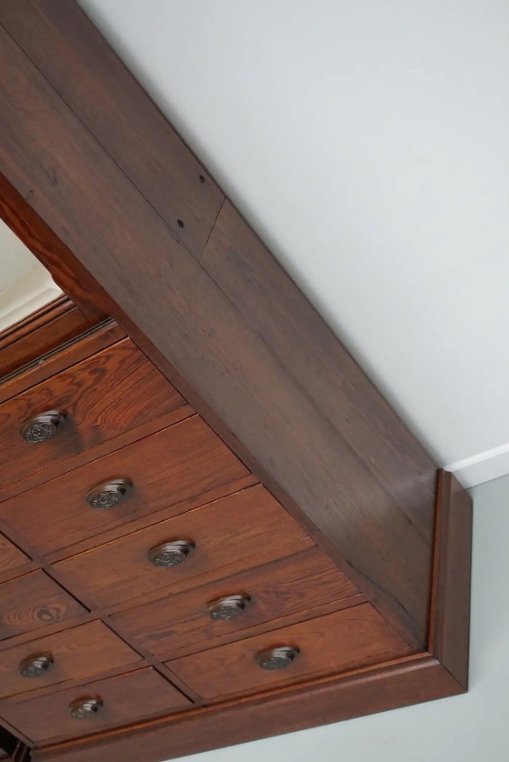 Image 1 of Grand meuble d'apothicaire/vitrine ancien belge en pin pitchpin, vers 1900